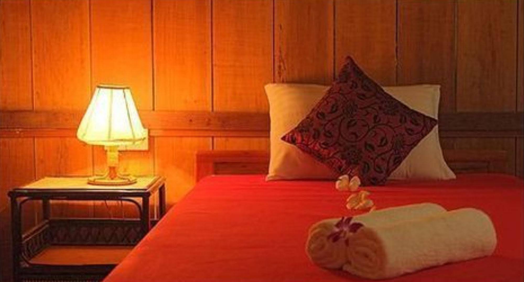 Готель The Moon Kampot Boutique Екстер'єр фото