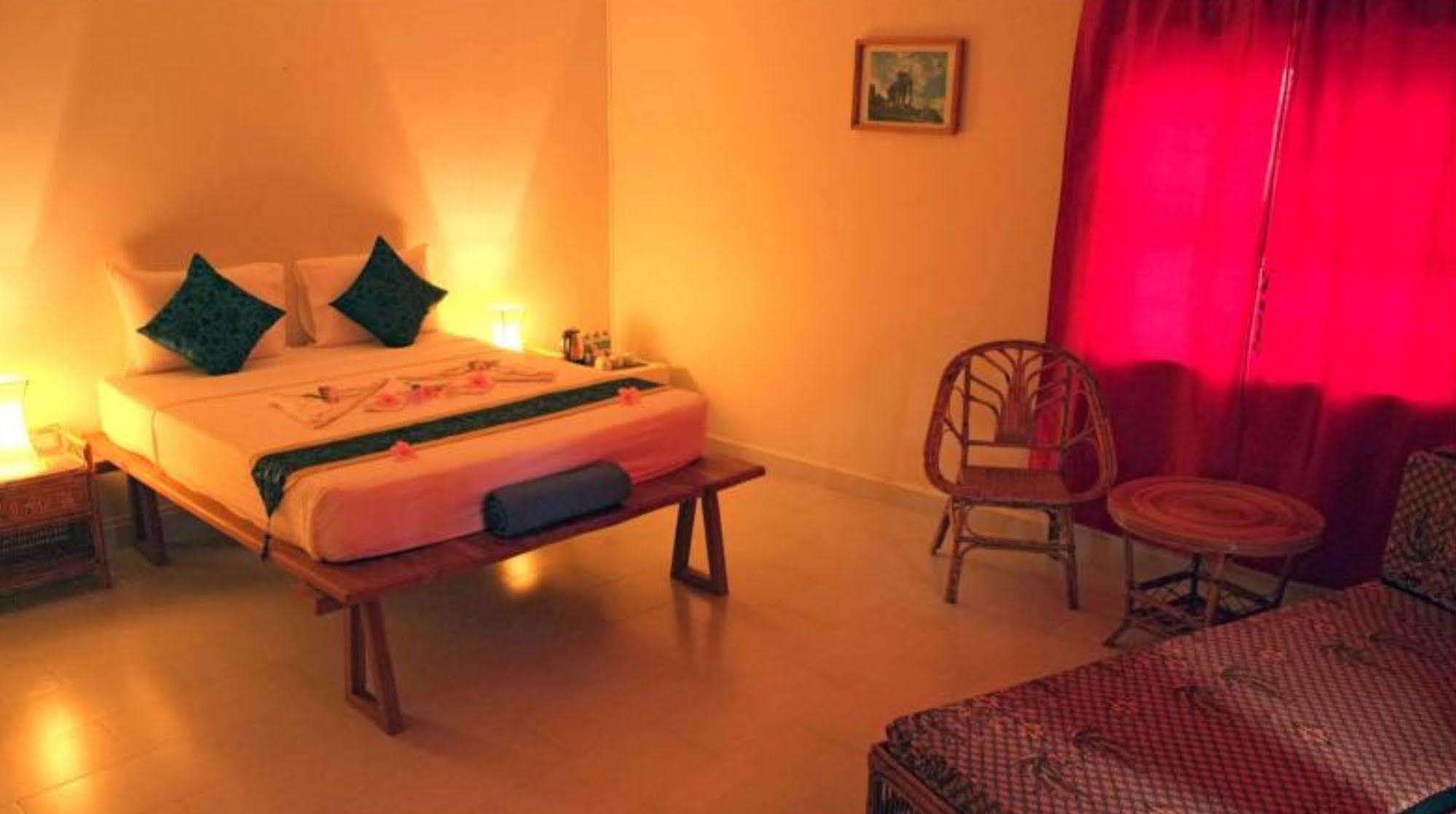 Готель The Moon Kampot Boutique Екстер'єр фото